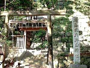 鈴鹿峠の片山神社