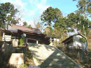 復元された本堂と植林が進む周囲